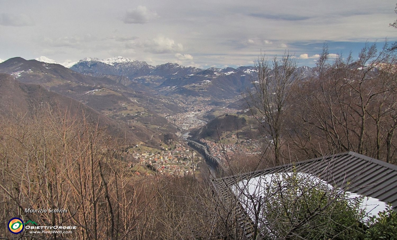 41 Panorama verso la bassa Valle Brembana....JPG